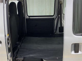 ☆3列目シートは跳ね上げ式で折りたたみ可能です。キャンプ用品など大きな荷物もばっちり収納可能☆