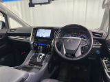 運転席まわりです。 各操作スイッチは使いやすい位置に配置されてます。