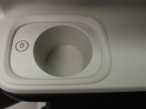 ホットドリンクをちょうど良い温度でキープしてくれる保温機能付きカップホルダー付きです。