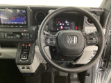 【ハンドル】運転にかかわる様々な操作を安全に行えるように視点移動が少なく操作性に配慮されたスイッチ類が凝縮されたコックピットです。