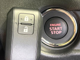 【キーレススタートシステム】カバンやポケットに入れたままでもドアの施錠・解錠が可能なスマートキーを装備。エンジンのオン・オフ時もカギを取り出す必要が無いからとっても便利です♪