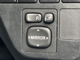 【電動格納ミラー】サイドミラーは電動格納式となっており、狭い駐車場でもキズがつくリスクを抑えられます。