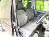 運転席まわりには十分なスペースがあり、大柄な方でもゆったり運転していただける環境です。