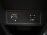 USBジャック付きです。 全車、弊社専門スタッフによる内外装クリーニングを実施しております。綺麗な状態でご納車いたします。