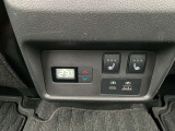後部座席にもUSB完備で携帯などの充電も可能です♪シートヒーターも完備(^^)/