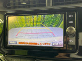 【バックカメラ】駐車時に後方がリアルタイム映像で確認できます。大型商業施設や立体駐車場での駐車時や、夜間のバック時に大活躍!運転スキルに関わらず、今や必須となった装備のひとつです!
