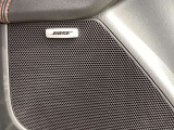 BOSEサウンドシステムを搭載。「良い音を出す」ではなく、その車種のごとに特徴を計算(車種専用設計)し、「反響音」を作り出すことによってどの座席でも自分中心で音が聴こえ、「心地よい空間」を作り出します。