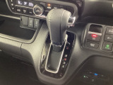 インパネシフトを採用しているので、前席の足元も広々としています。運転席と助手席の行き来もスムーズです!