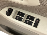 窓の開け閉めはこちらで!サイドミラーの調節も電動で出来ます。