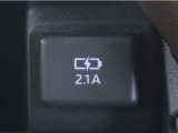 充電用USB端子付き。スマートフォン等の充電に便利です。