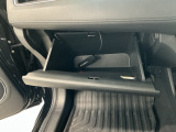 【グローブボックス】収納スペースが沢山あるので車内が散らからずに助かります。ちょっとした物を入れるのにいいですね♪