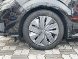 スチールホイール。純正ホイールカバー付き。タイヤサイズは185/60R16です。