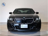 【BMWの伝統-1】BMWの特徴的な&ldquo;キドニーグリル&rdquo;は、80年以上続く伝統の形でございます。変わらないこだわりのデザインが、プレミアムブランド&ldquo;BMW&rdquo;を創り出します。
