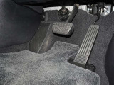 運転席アクセル・ブレーキペダル