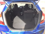 後席は分割可倒式で、用途に合わせてアレンジ可能。荷物の量や乗車人数に応じて柔軟に使える便利なシートです。
