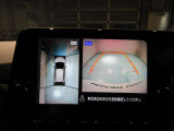 上から丸見え!アラウンドビューカメラです。お車の周りを写します。もちろん後退時には右画面に大きく表示します。