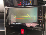 こちらのバックカメラは画面にラインが表示されておりますので、バック時のクルマの進行方向の目安になります。より高いレベルで車庫入れをサポートする、便利な機能ですね。