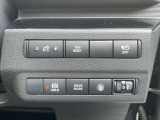 ハンドル右奥には各種設定スイッチがあります。運転者がスッと手を伸ばせば操作できので便利です。