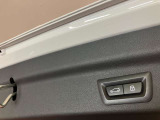 ボタン1つでリアハッチの開閉が可能です。またコンフォートアクセスが付いていれば鍵をポケットに入れた状態でキックで開閉も可能です。