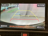 車庫入れなど後進運転時に死角をモニターで確認ができて安全です♪ ステアリング操作の参考になるガイド線も表示しますので車庫入れがニガテな方も安心ですネ!