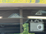 【スマートブレーキサポート】走行中に前方の車両等を認識し、衝突しそうな時は警報とブレーキで衝突回避と被害軽減をアシスト。より安全にドライブをお楽しみいただけます。