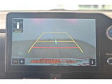 バックガイドモニター(バックモニター)付き。車両後方の映像をナビ画面に表示し、駐車などの後退操作をサポートします。
