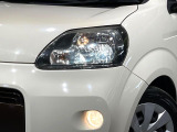 【HIDヘッドライト】非常に明るく前方を照らしてくれるので、悪天候や夜間の走行時も視界良好で安心してお乗りいただけます。