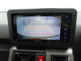 後退時に車両の後ろ側をモニター画面に表示します。車庫入れなどでバックする際に後方確認ができて便利です。車庫入れが苦手な人もこれで安心。