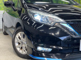 【LEDヘッドライト】悪天候や夜間走行時も良好な視界を確保し安心して運転できる高輝度LEDヘッドライトを装備!点灯速度が早く、消費電力も抑えられています。