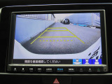 リアワイドカメラシステム!従来の視野に加えて、後方側方を約180&deg;まで見えるワイドビューと、後方を真上から見たような視野で駐車時などに便利なトップダウンビューの3つの視野があります!