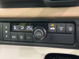 【オートエアコン】一度お好みの温度に設定すれば、車内の温度を検知し風量や温度を自動で調整。暑い&hellip;寒い&hellip;と何度もスイッチ操作をする必要はありません。快適な車内空間には必須の機能ですね♪