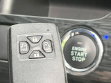 【スマートキー】カバンやポケットに入れたままでもドアの施錠・解錠が可能なスマートキーを装備。エンジンのオン・オフ時もカギを取り出す必要が無いからとっても便利です♪
