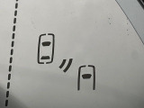 【ブラインドスポットモニター】走行中、ドアミラーの死角になりやすい箇所に後続車が接近するとサイドミラーのレンズに警告を表示!ドライバーに注意喚起をしてくれます。