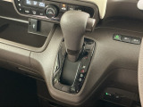 インパネシフトを採用しているので、前席の足元も広々としています。運転席と助手席の行き来もスムーズです!
