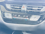 【オートエアコン】「AUTO」スイッチを押すだけで、冷暖房の切り替えや風量、吹き出し口の調整などを自動で行います。