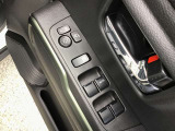パワーウィンドウやドアミラーのスイッチ等は運転席右側へ集中してます
