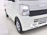 明るいライトが夜道を明るく照らしてくれます。 運転する上で、道路状況をいかに早く認識できるか重要なポイントです。 白色光が暗い道も明るく照らしてくれますよ。