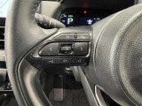 ステアリングスイッチ付きで、運転中に視線を前に向けたまま操作できます。