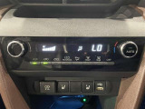 【オートエアコン】一度お好みの温度に設定すれば、車内の温度を検知し風量や温度を自動で調整してくれます。
