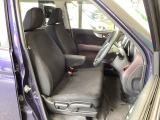 フロント広々、ベンチシートの運転席は、ハイトアジャスターが付いているので、快適にドライブができます。ハンドルはチルトステアリングで、ハンドル位置を上下に調節できます。