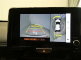 車両全体を上から表示し車両周囲を確認する事が出来るので、狭い駐車場等で重宝する装備です もちろんバックモニターとしての機能もございます
