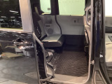 シートをはね上げれば、高さのある荷物も積めます。