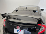 【大型リヤスポイラー】スポーツカーらしさがグッと引き立つ大型リヤスポイラーを装着♪高速走行時のスタビリティ(走行安定性)向上に役立ちます。
