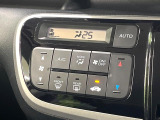 【オートエアコン】一度お好みの温度に設定すれば、車内の温度を検知し風量や温度を自動で調整。暑い&hellip;寒い&hellip;と何度もスイッチ操作をする必要はありません。快適な車内空間には必須の機能ですね♪