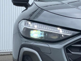 視界を鮮明に照らすだけでなく、対向車への配慮と最適な視界を両立し、ダイナミックインジケーターの流れるような輝きが、夜の街並みに先進性と知性を描き出します。