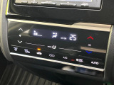 【オートエアコン】一度お好みの温度に設定すれば、車内の温度を検知し風量や温度を自動で調整。暑い&hellip;寒い&hellip;と何度もスイッチ操作をする必要はありません。快適な車内空間には必須の機能ですね♪