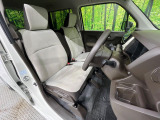 運転席まわりには十分なスペースがあり、大柄な方でもゆったり運転していただける環境です。