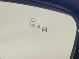 【ブラインドスポットワーニング】走行中、ドアミラーの死角になりやすい箇所に後続車が接近するとサイドミラー付近に警告を表示、ドライバーに注意喚起をしてくれます。
