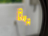 【ブラインドスポットモニター】走行中、ドアミラーの死角になりやすい箇所に後続車が接近するとサイドミラーのレンズに警告を表示!ドライバーに注意喚起をしてくれます。