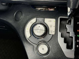【オートエアコン】「AUTO」スイッチを押すだけで、冷暖房の切り替えや風量、吹き出し口の調整などを自動で行います。
